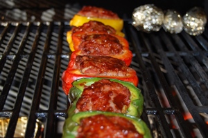 De gevulde paprika's met gehakt en een topping van barbecuesaus hebben een kerntemperatuur van 72°C, klaar om te eten!