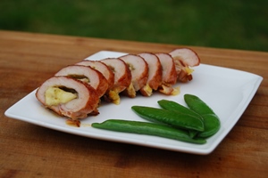 Rollade van varkensfilet met ham, kaas en pesto geserveerd met sugar snaps. Eet smakelijk