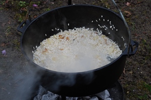 Lamsrack met risotto, zeekraal en witte asperges, voeg al roerend steeds een beetje asperge bouillon toe tot de risotto gaar is.