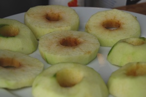 Granny Smith appels geschild, ontdaan van de kroost in plakjes van ongeveer een 1/2 cm