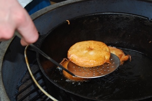 Apple Fritters gefrituurd in de Dutch Oven met arachideolie