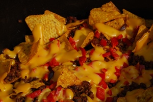 Mexicaanse nachos met gehakt en cheddar gebakken in de Dutch Oven ingezoomd